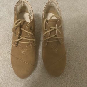 😉NWOT Bamboo Camel Color Lace Up Booties